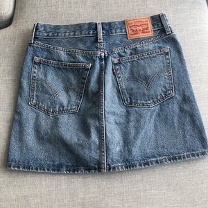 Levi’s Jean skirt. Never worn Sz 26